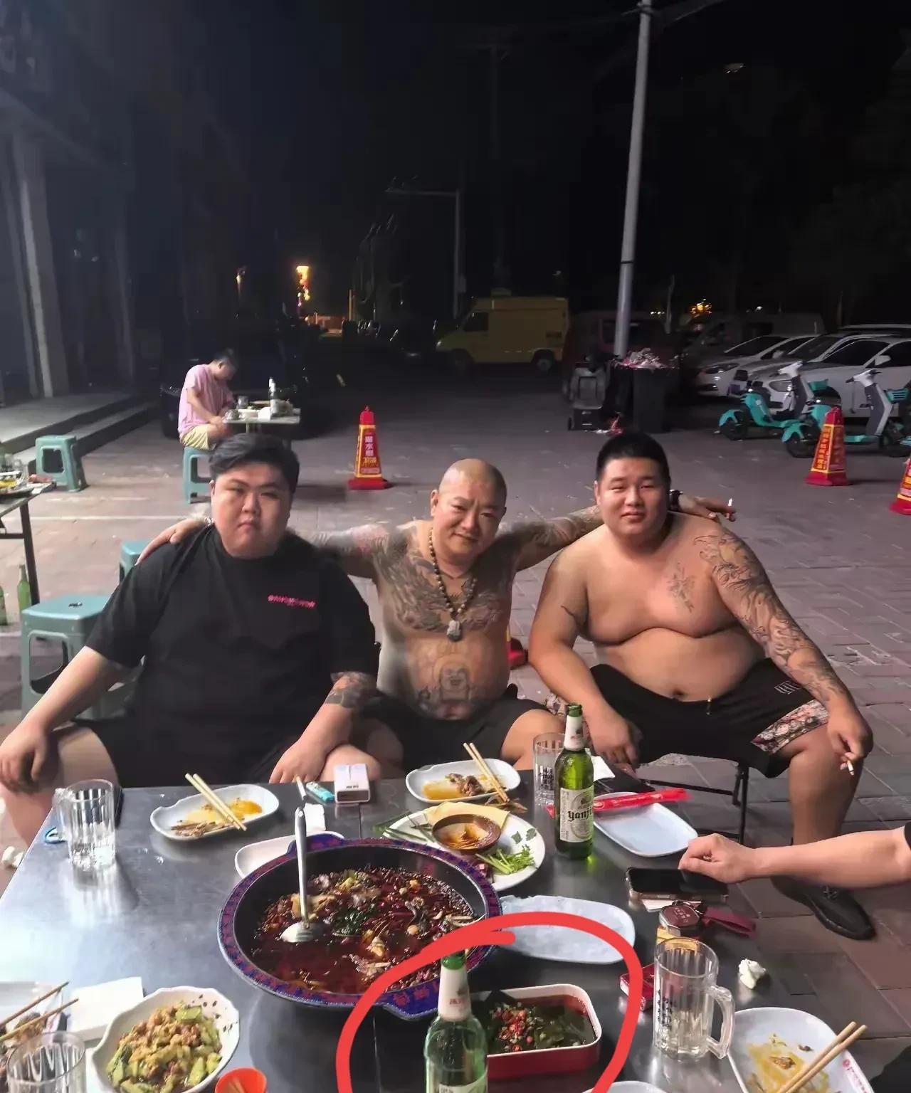 你们觉得这几个行不行？有人说不行，但事实是，普通人在这体格的大汉面前真挡不住，