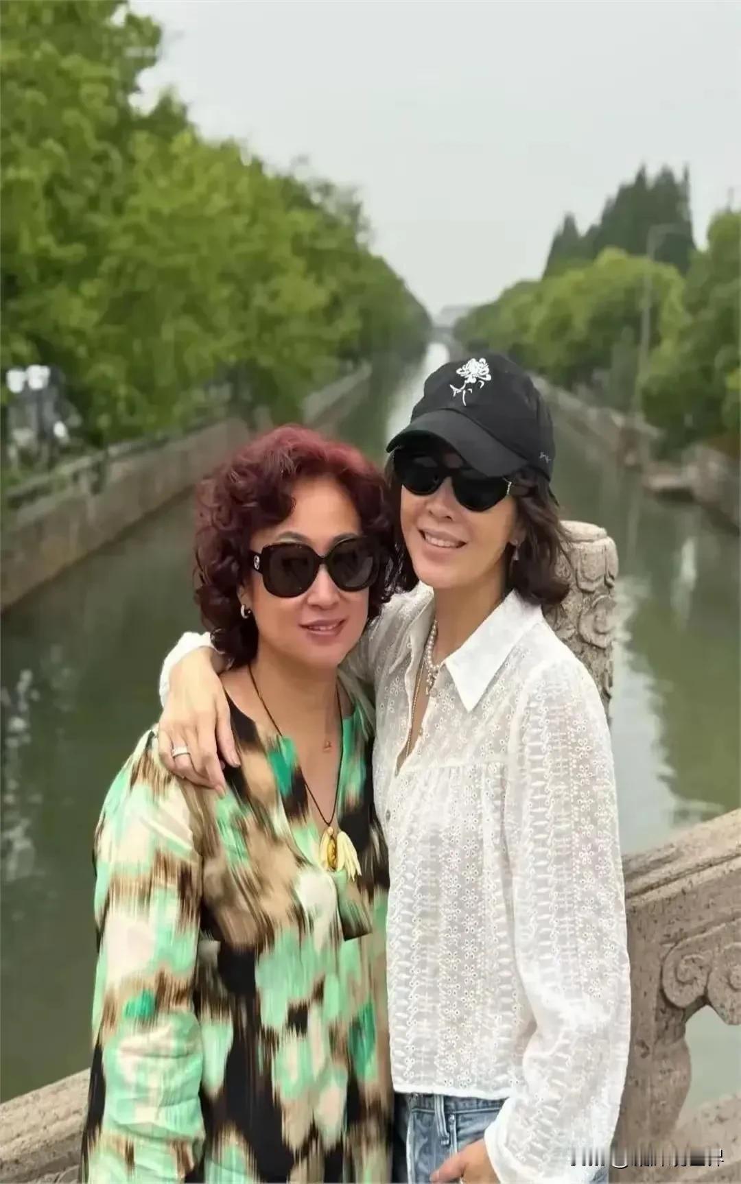 真没想到在自己的老师面前，刘嘉玲变得这么乖巧！不仅着装低调朴实了，也不露了，而且