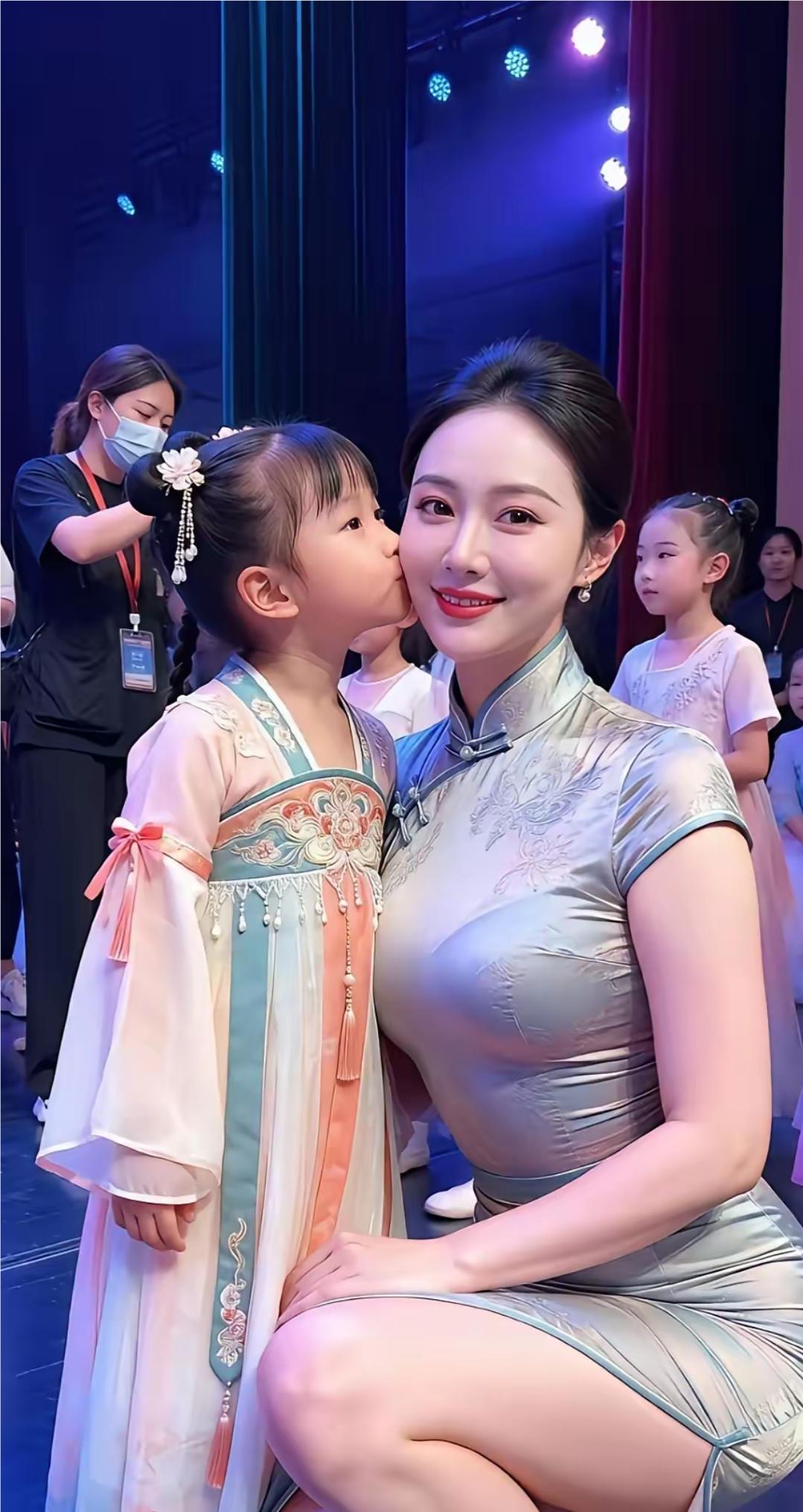 孩子学校活动，这位孩子妈妈穿祺袍，化着淡妆，身材那么好，一定会是家长人群中最亮的