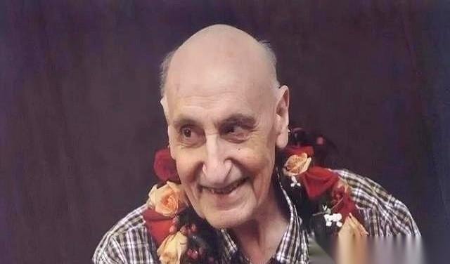 一个叫米睿哲的法国人，掏空家底，前后送了70多个中国学生出国，一分钱不要。合同