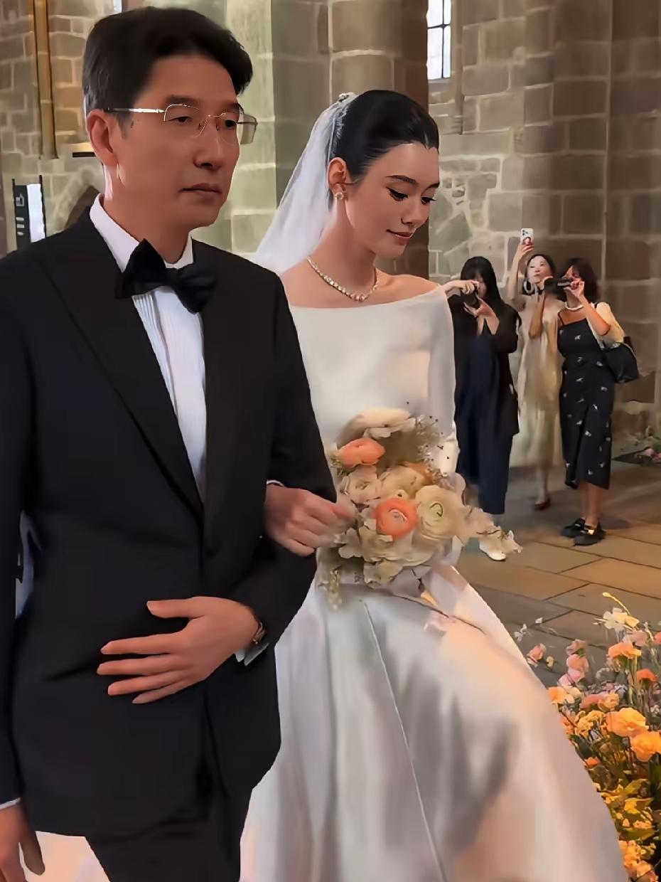 难怪奚梦瑶如此的漂亮高挑，原来她爸爸个子很高，而且相貌英俊，宛如一位彬彬有礼的绅