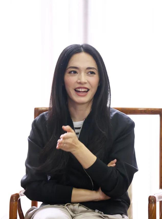 姚晨太逗了，被问以前为什么会买lalulu，姚晨回答：“觉得它笑起来嘴大，有种熟