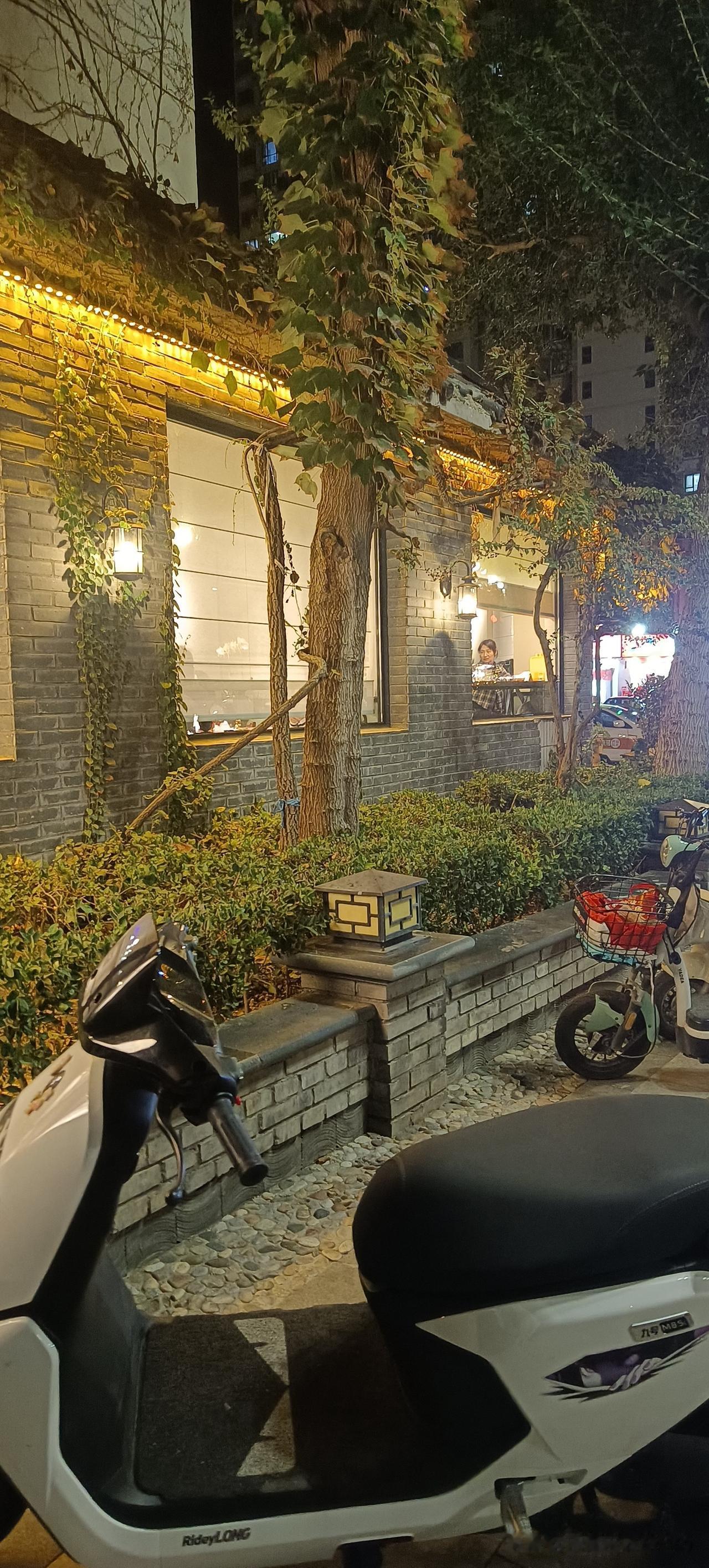 做梦都没想到的是，在我们小县城开一家咖啡馆竟然那么赚钱。我们家小区的拐角处原来