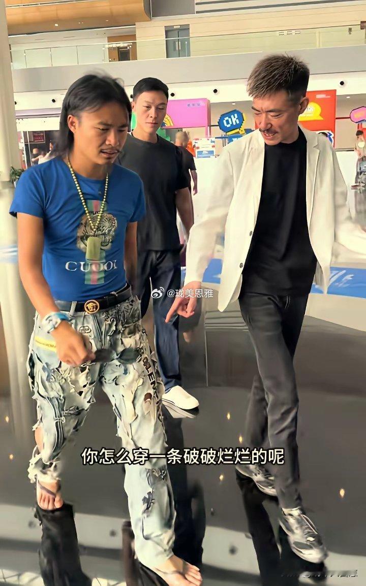 网红小米0在成都车展上，被同行的四哥嫌弃裤子破烂、有异味并催促其去换装​​​