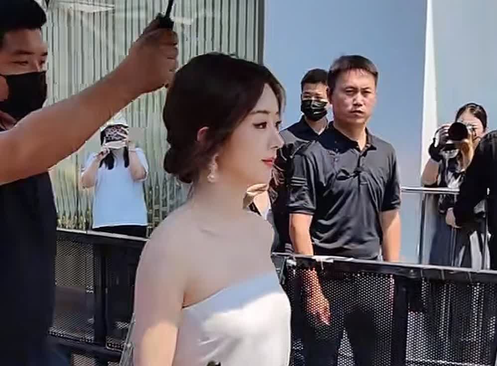 我朋友今天在成都看到赵丽颖了她和电视上区别很大赵丽颖本人很优雅，皮肤