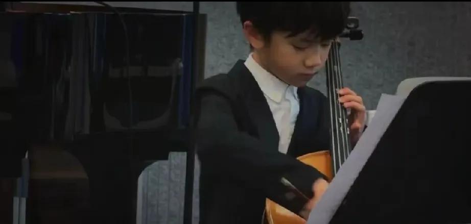 天呐！孙莉黄磊家8岁的小儿子彼得潘也太绝啦👏身着黑西装搭配白衬衫，一本正经地