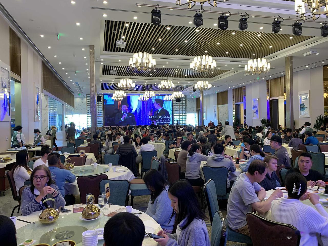 谁说美国没中国味？这是一家加州餐厅，大清早就坐满了人。是的，你没有看错，这不是国