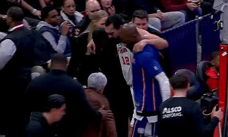 亚当斯被架着离场，膝盖可能重伤，这是乌杜卡死操老将的下场。战鹈鹕乌杜卡一味地