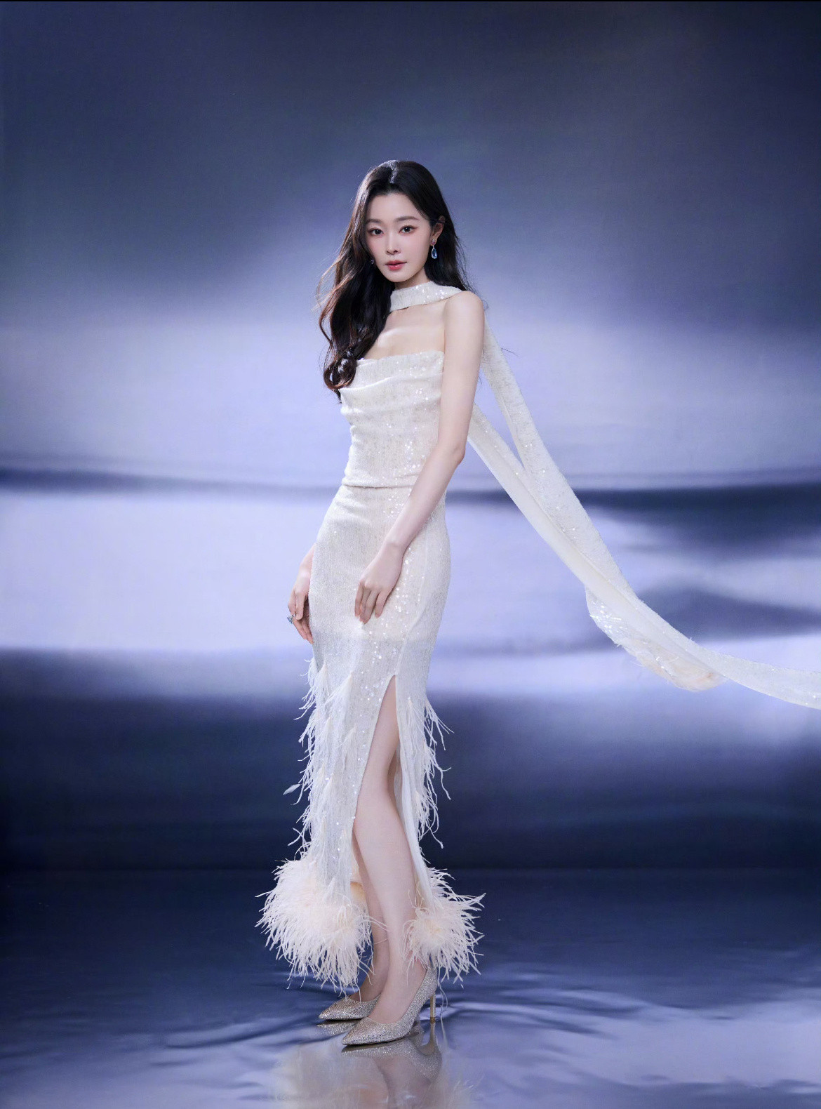 美到失语！宋轶一袭羽毛白裙自带柔光，开叉裙摆露腿杀直接封神！
