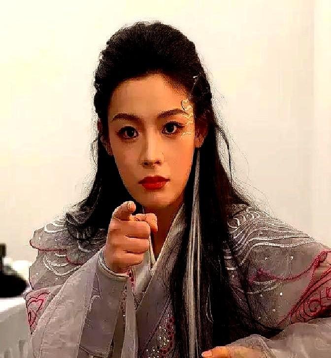 唱越剧的，能救一部7亿投资的武侠片？新疆沙漠，55度高温。吴京把陈丽君往沙子