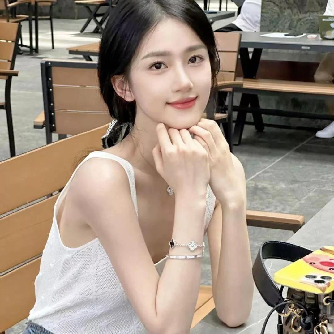 元气少女在咖啡馆的微笑时光😊少女感笑容少女感微笑女孩美少女的微笑元气满满