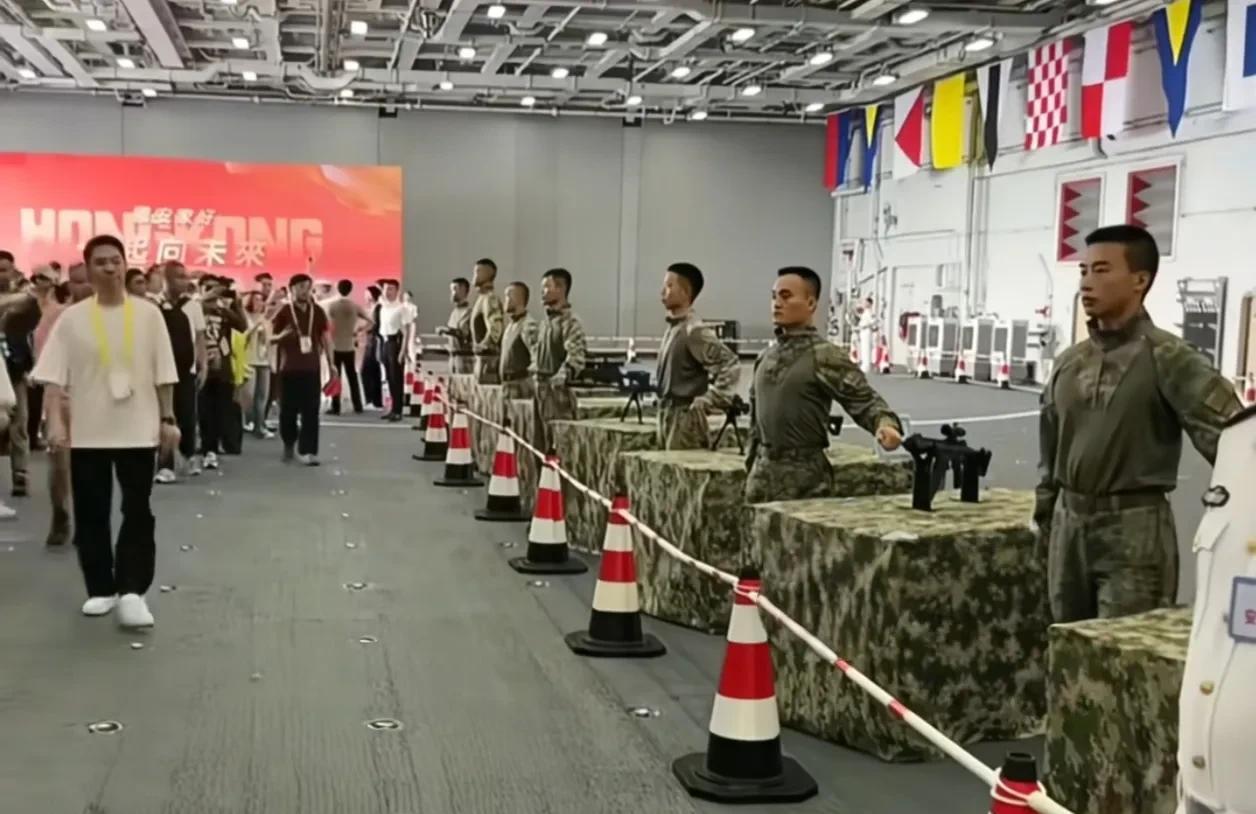 人民子弟兵的枪口不会对着自己人！近日，在山东舰航母上，发生了这感人的一幕，在轻武
