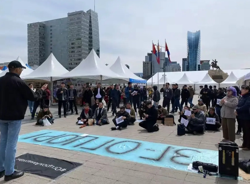 亲美的蒙古总理奥云额尔登摊上事了6万多名的蒙古人民跑到大街上去抗议这家伙，扬