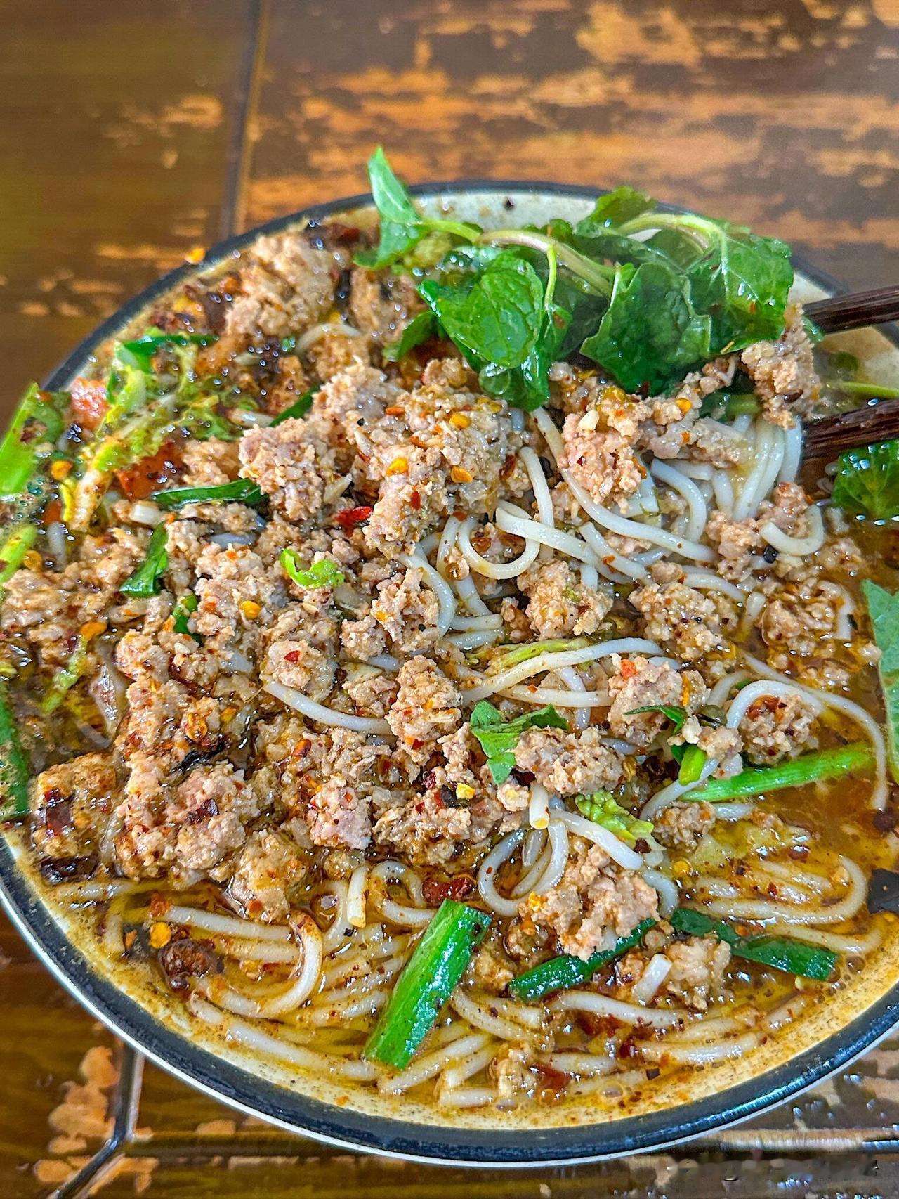 宣威的小锅米线，真是让人吃到吮指的美味！就说可渡部落这家店，试营业不到一个月就被