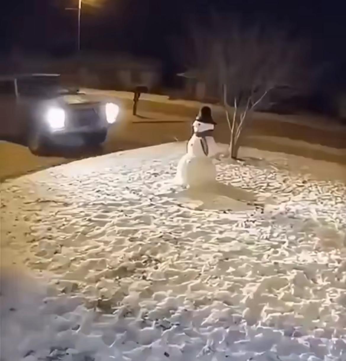 肯塔基州八岁小男孩，由于多次堆雪人被人开车故意撞掉，于是，他把雪人堆在了消防栓里