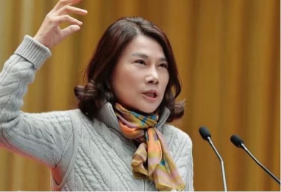 主持人问董明珠:“像你这么有财富有地位的人，亲戚朋友多吗？”董明珠说:“我没有亲