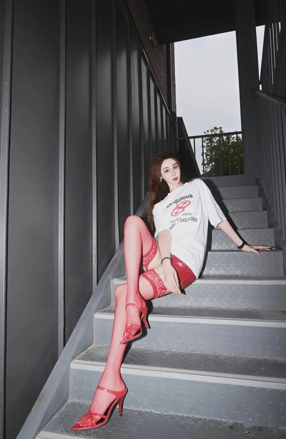 都市酷炫风，红裙高跟鞋，时尚街拍！