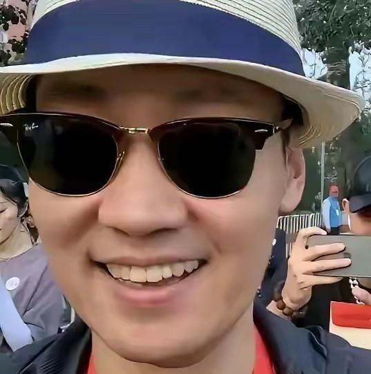 竟然在观礼台看到了辛柏青！这是自朱媛媛离世后，辛柏青首次出现在大众面前！看到