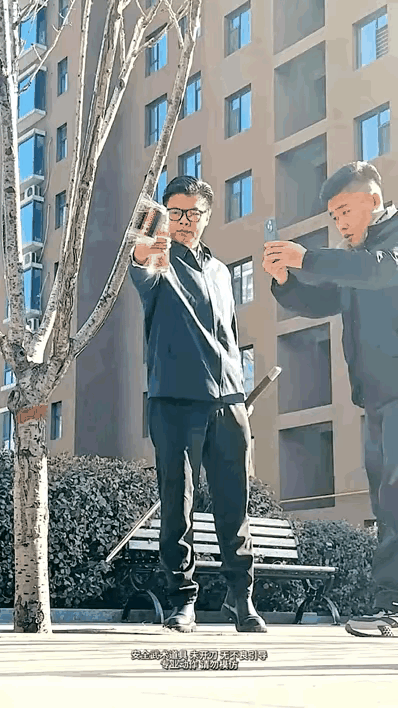 没看明白他表演的是什么项目，但是感觉这个人身手还是可以的，只不过不应该穿这种衣服