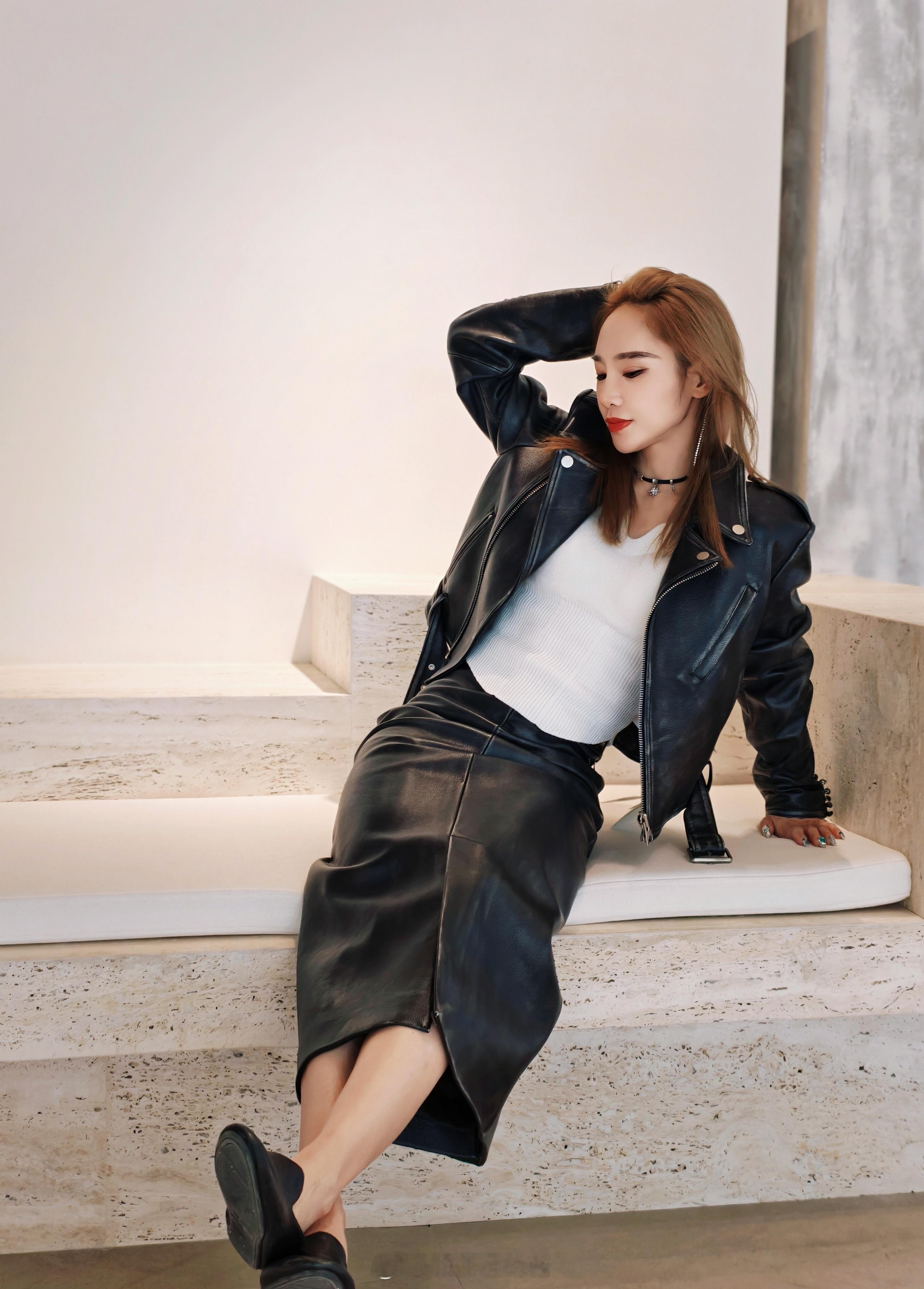 冬天最喜欢的皮草了穿上利落的皮衣，就像是重新回到了可以肆意撒野的青春时期