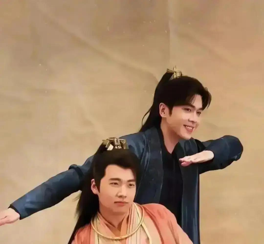 资方嫌郭麒麟太“喜剧”，想换人，张若昀一句“他走我也走”，直接把桌子掀了。