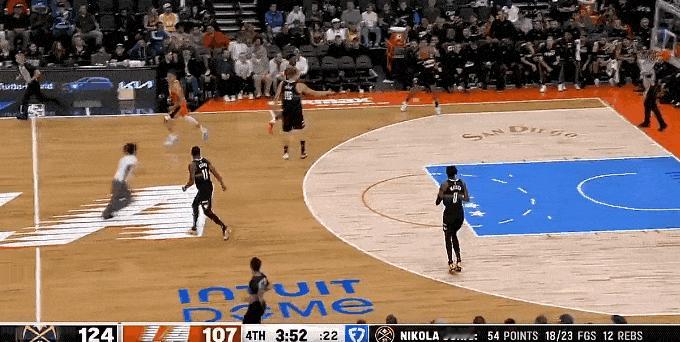 骂的真脏！快船球迷冲进场内，三个保安勉强将其逮住。网友赛后评论：快船连球迷