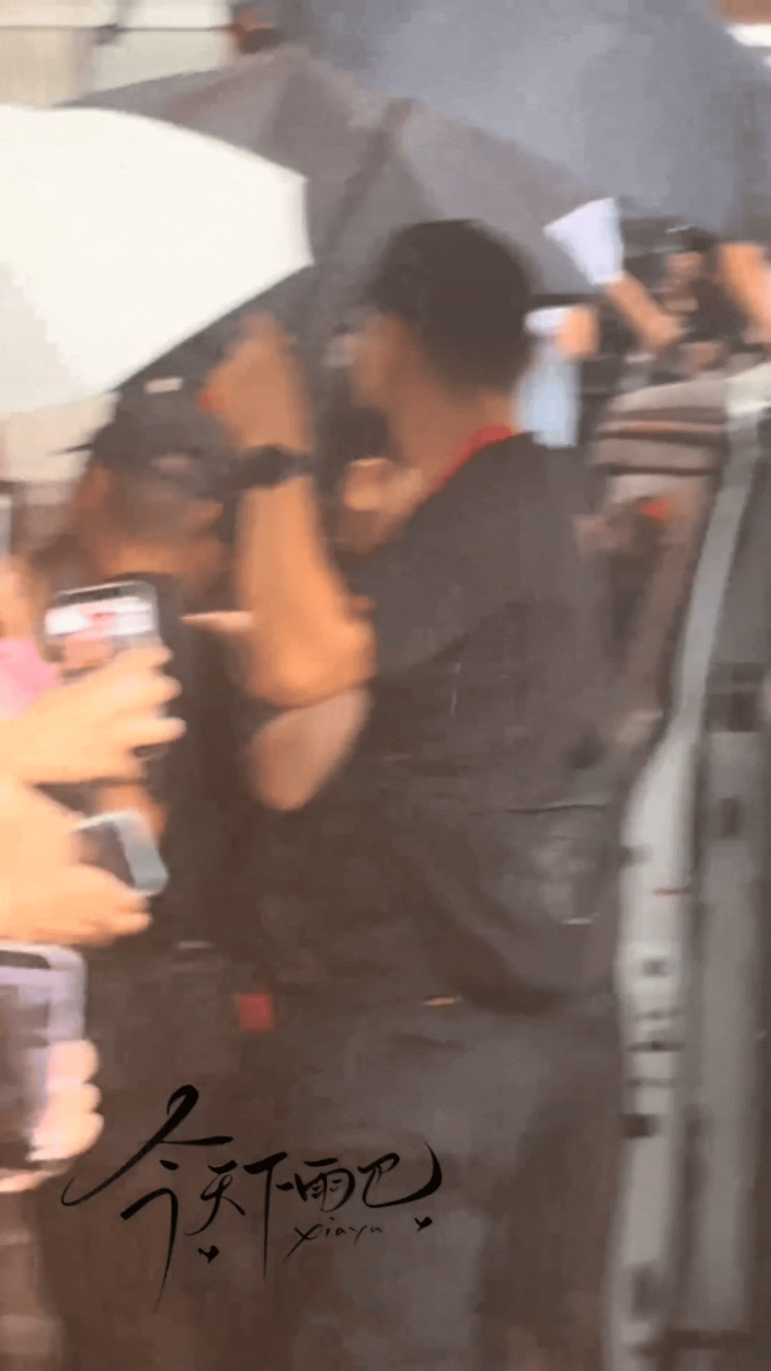 迪丽热巴巴巴上班是鎏金女神，下班后脚踩拖鞋，礼服里面套牛仔裤，反差感拉满！！