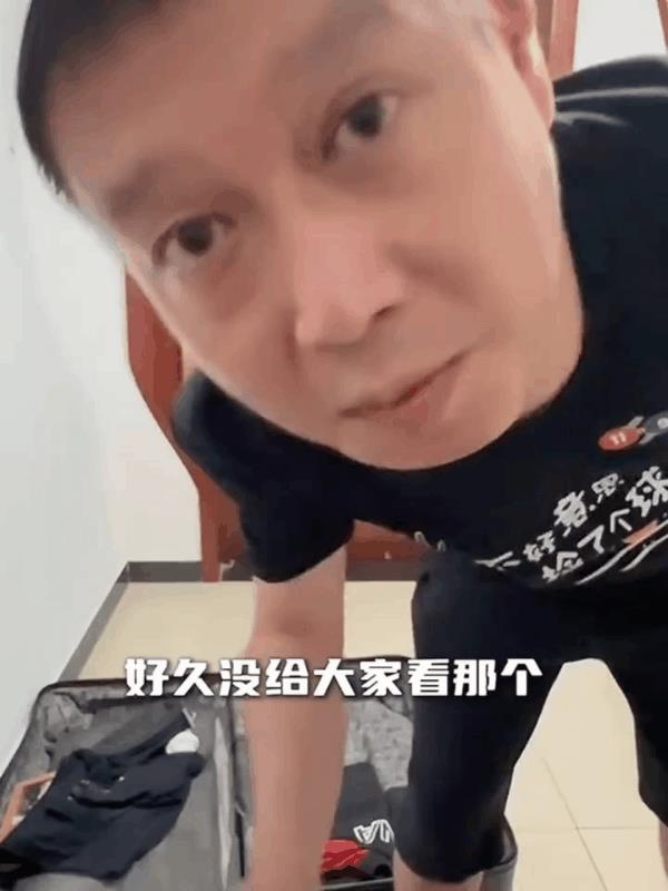 原来coco带着两个行李箱，其中一个装的都是莎莎的东西，还要亲自带着莎莎训练的球