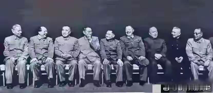 这张老照片太绝了！没靠背的凳子，却坐出中国人最硬的底气你敢信？一张随手拍的