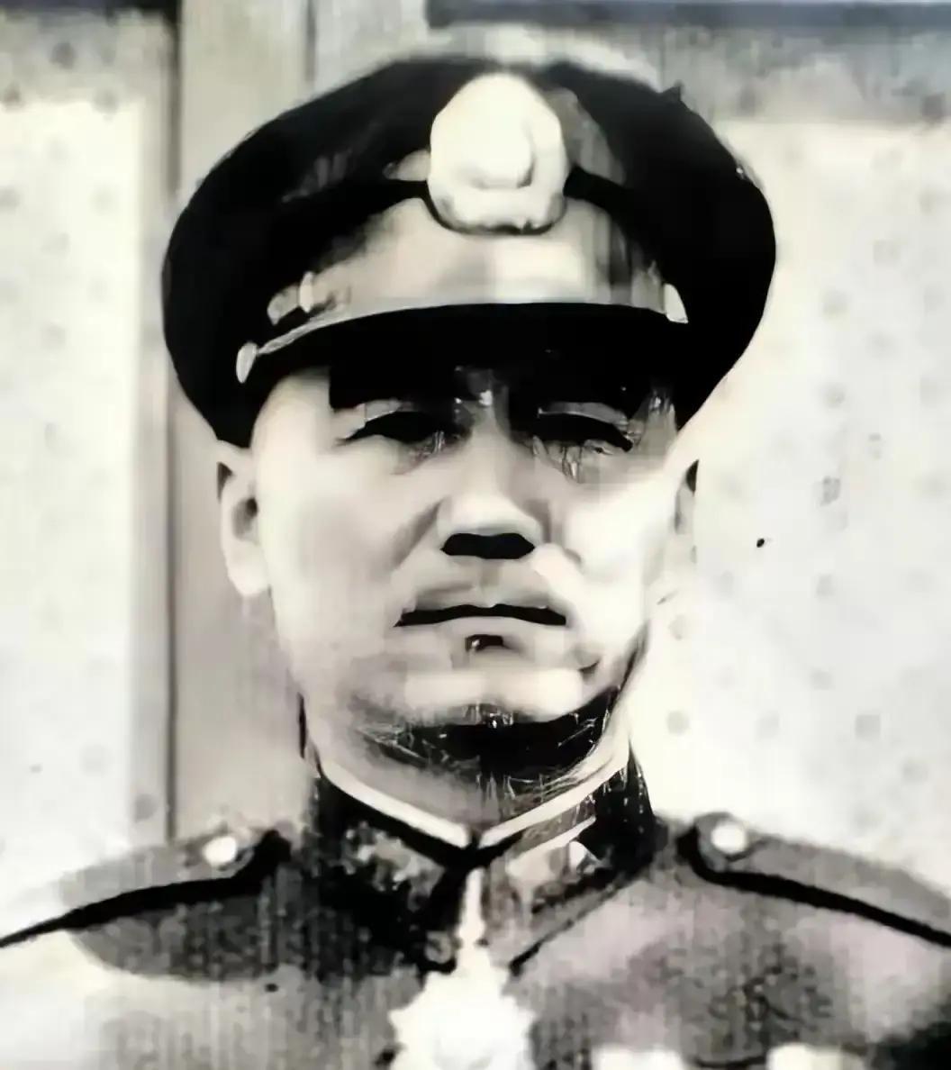 1949年，国军30军军长鲁崇义准备起义，但参谋长何沧浪听完，却红着脸，说：“军