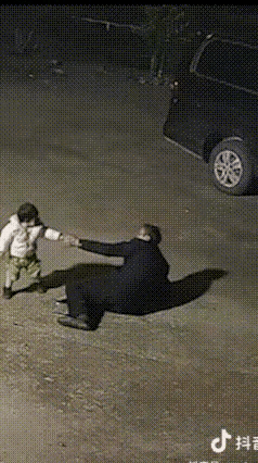 1岁5个月的宝宝火到人民日报了！湖南衡阳，75岁太爷爷准备回屋，刚要上门口楼梯时