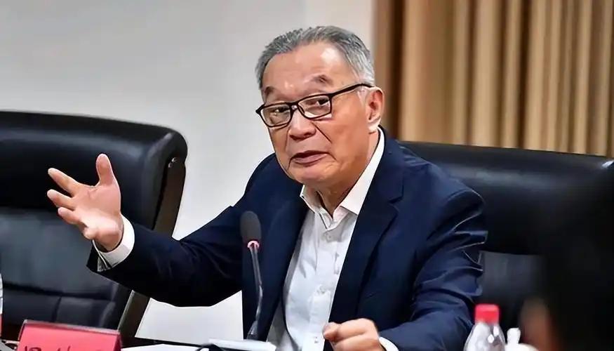 温铁军这话太扎心了！农民原本花30万能住上三层小楼，八九万就能开上车，日子滋润得