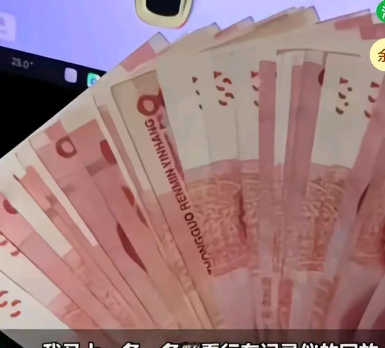 老太太用铁凳划伤婚车，车主说这车是结婚用的，刚提车就被划了，车主就说他停到小区