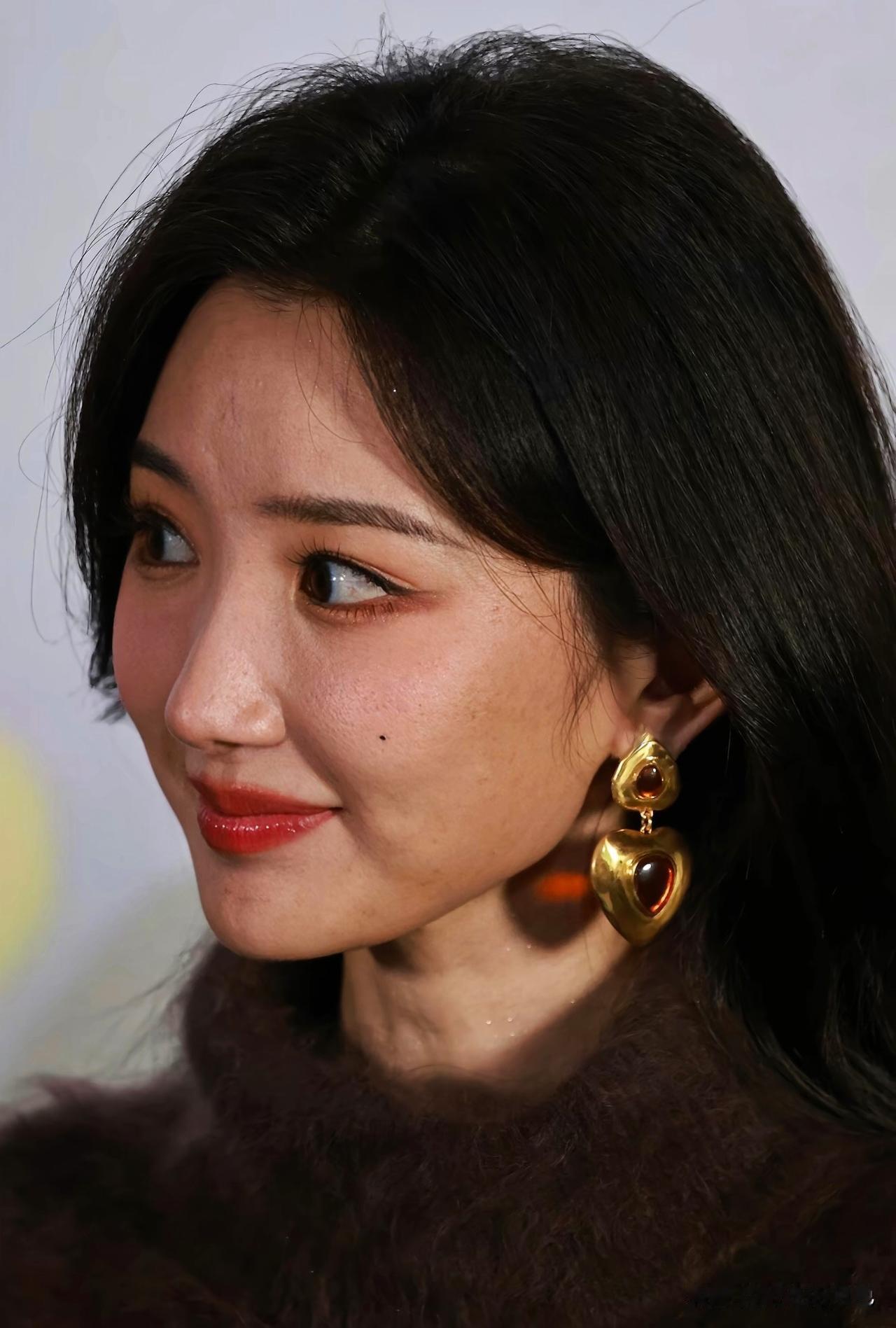 关了美颜滤镜，还有这样的底子，真难得。