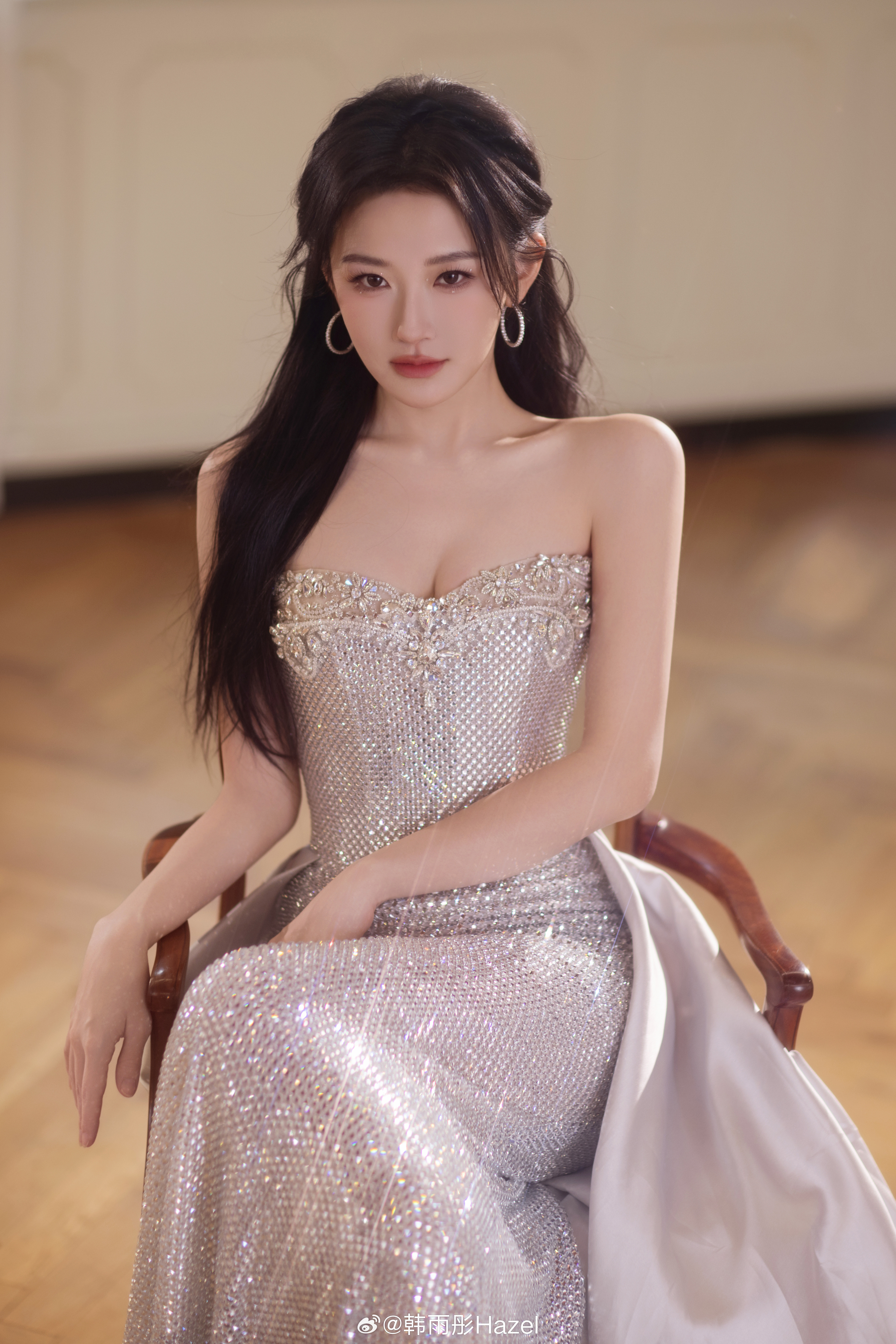 韩雨彤抹肩裁掉多余温度，开衩让长腿在裙间若隐若现，细高跟敲出轻响，是最勾人的