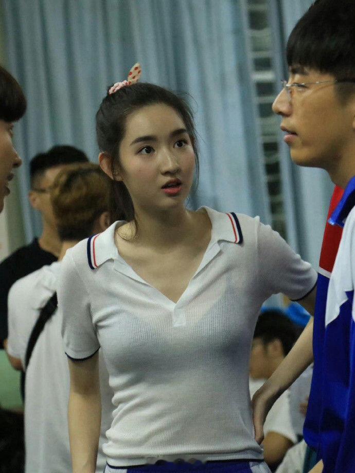 王玉雯校园剧穿这么透的衣服合适吗