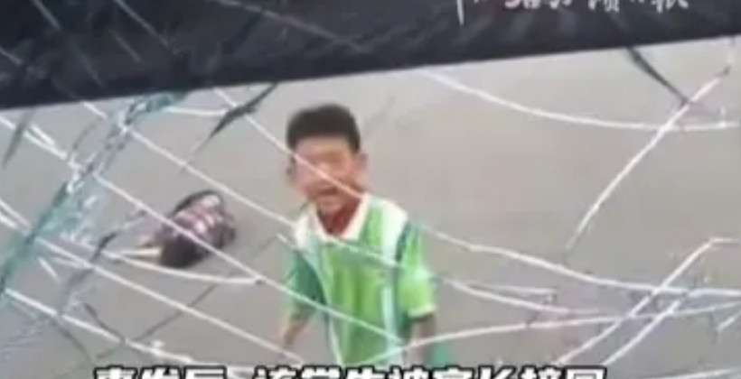 痛心！重庆，两老人送孙子上学，在斑马线上被速度过快的中巴车撞上，当场去世，孙子在