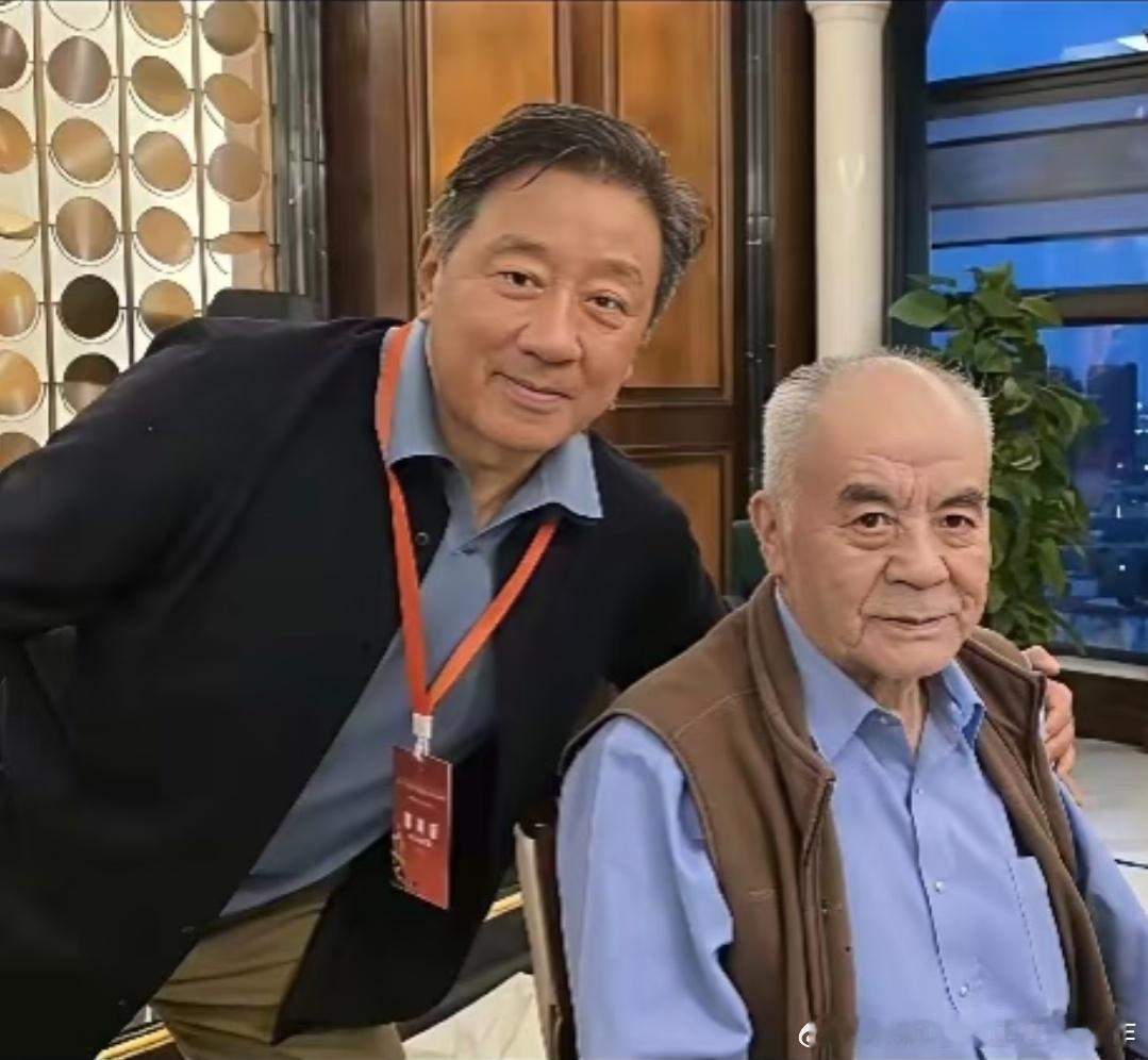 左边这位不必介绍了，右边这位就是电影《小兵张嘎》饰演嘎子的安吉斯。​​​