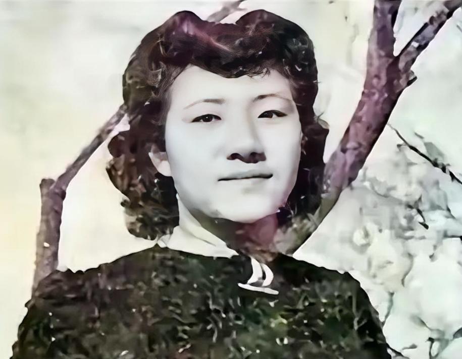 1934年，才女苏青，在新婚夜撞见丈夫和表嫂亲热。她装作若无其事，婚后接连生了