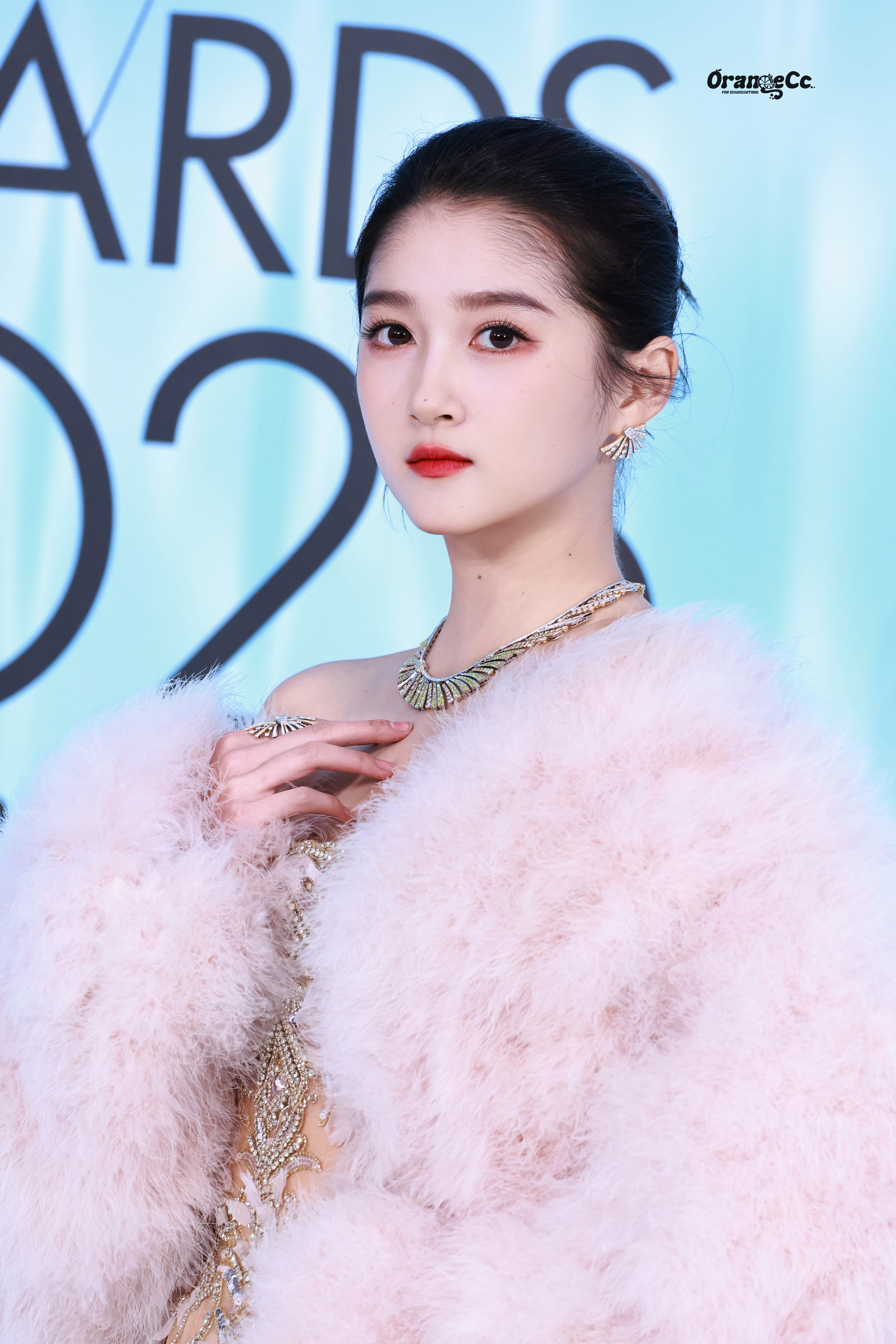 关晓彤鎏金刺绣抹胸礼裙，搭配柔粉色毛绒披肩，璀璨珠宝点缀其间，是优雅与华丽交织