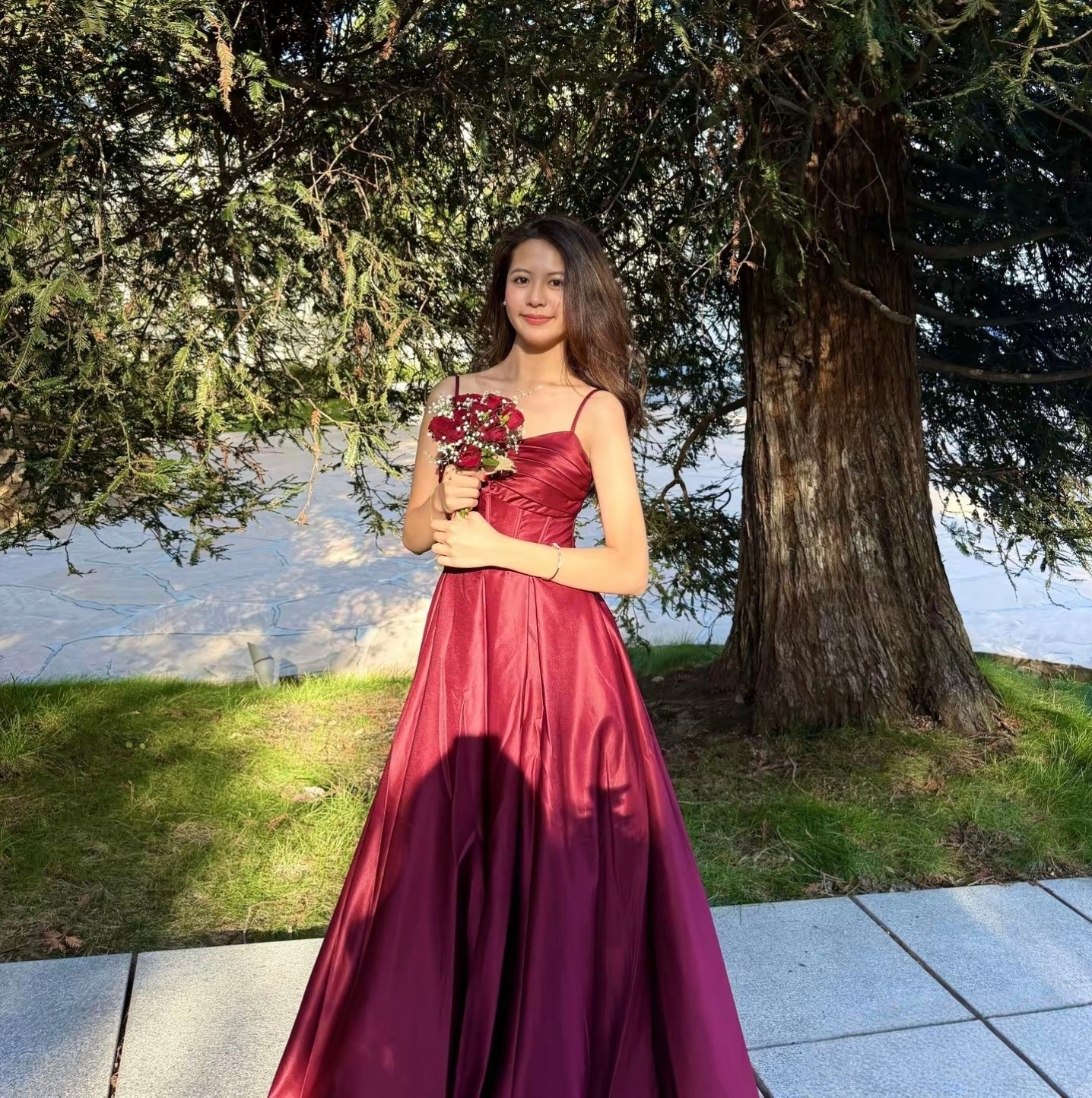 翁虹女儿晒出高中毕业舞会，估计还是会继续在美国读大学！她真的好漂亮！翁虹自己漂亮