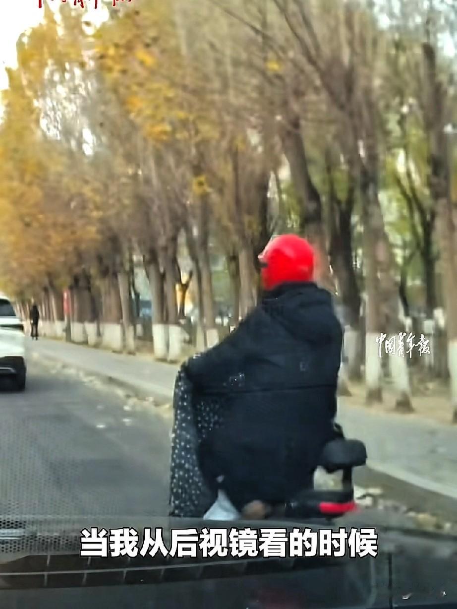 碰瓷遇到硬茬了！老人骑车故意碰瓷小车后，索要2000元赔偿，听到司机要报警从20