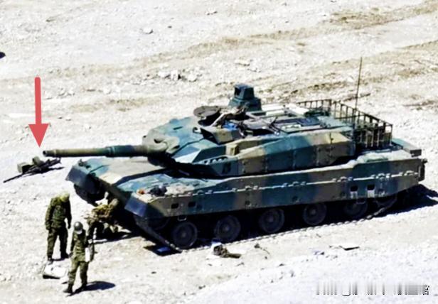 近日，日本陆自10式主战坦克实弹训练时，发生车体内部膛内炸膛，炮塔内3名成员当