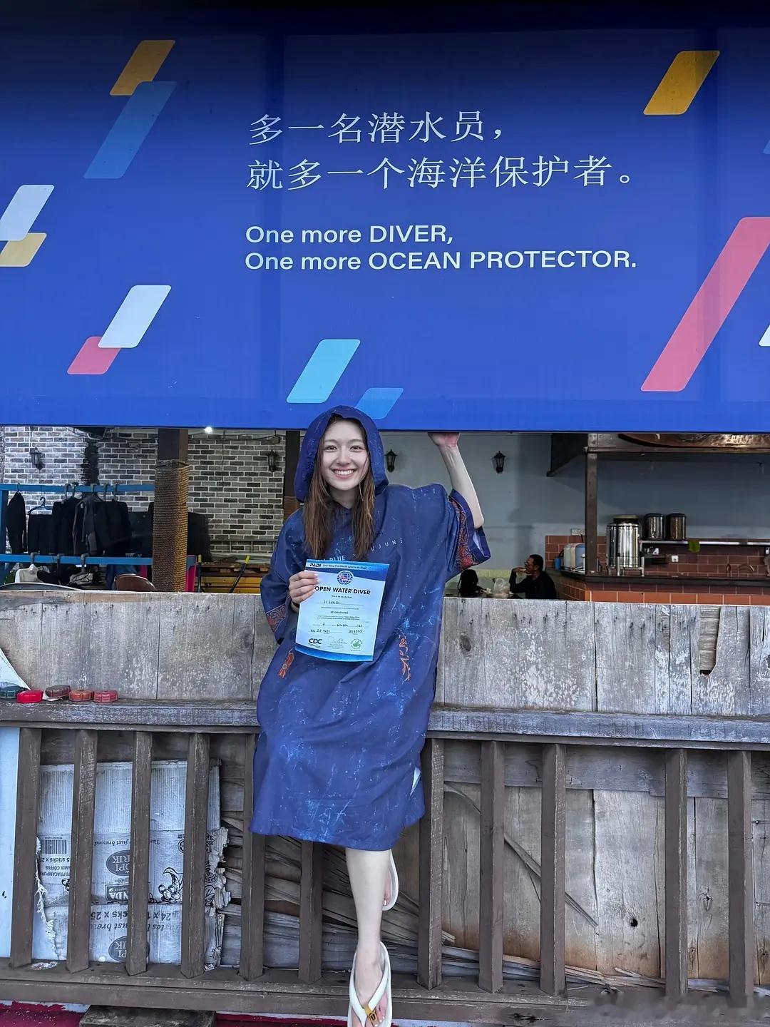 兰迪为拍海岛还考了初级潜水证，不错哦​​​