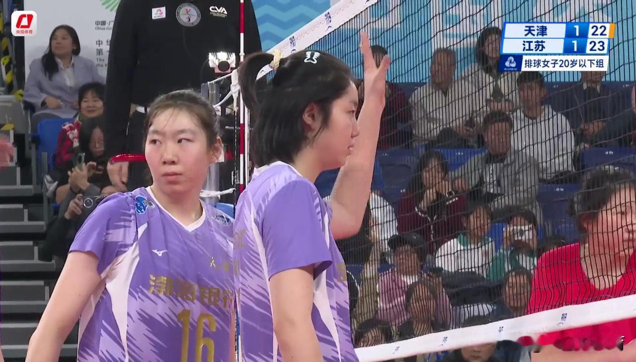 李珊观战天津U20女排铜牌战。U20天津女排与江苏争夺全运会铜牌，这个项目也是天