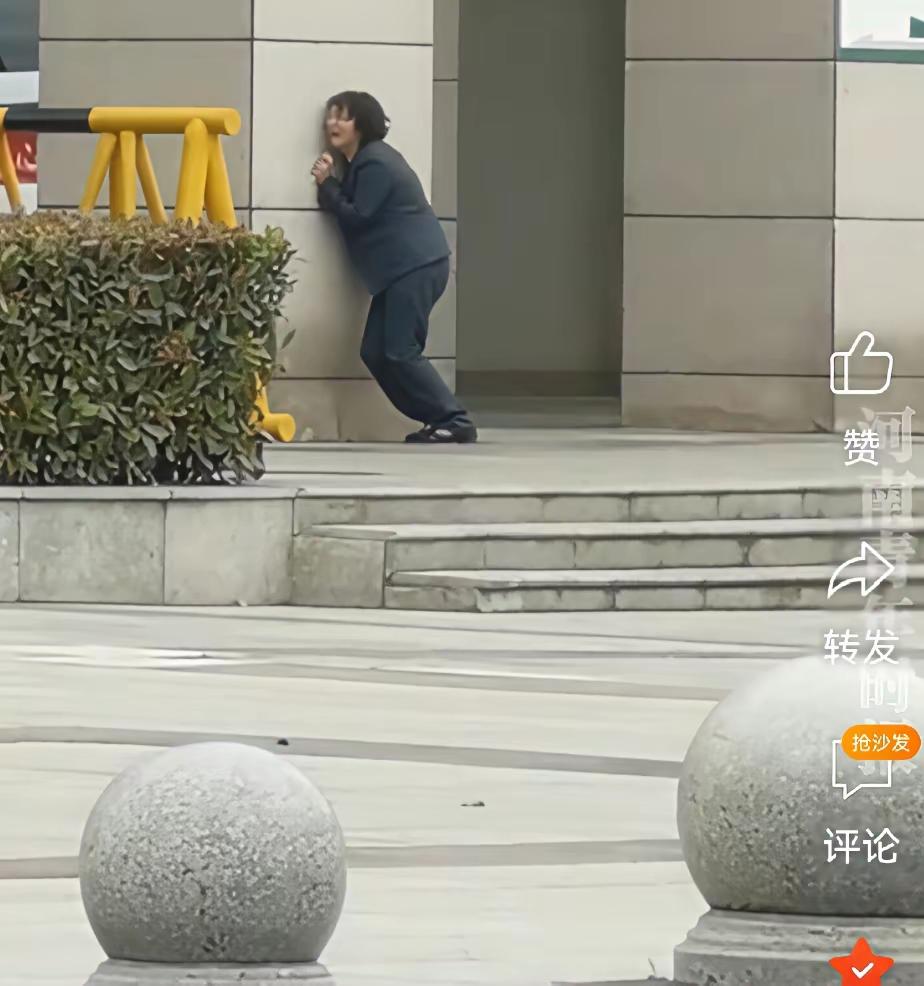 5月7号，湖北一家医院门口，一个女人靠在墙边，她拼命憋着不让自己哭出声，好像连崩