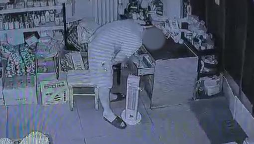 太离谱了！新疆石河子，一位水果店老板，因为平时关店门不爱锁门，被一名男子盯上。对