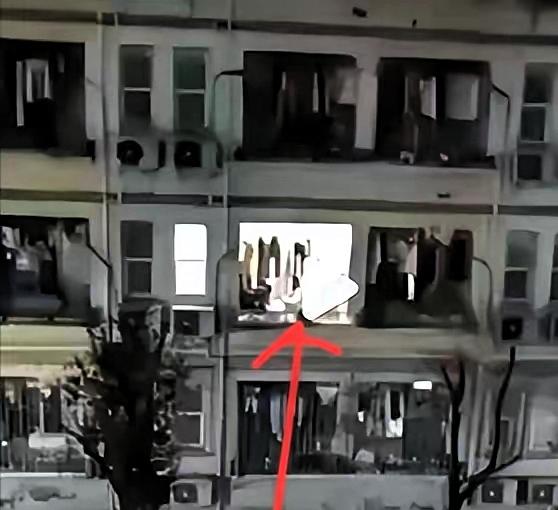 三峡大学出名了,不仅在湖北全国都有名了!这个学校一名外国留学生,半夜三更的,