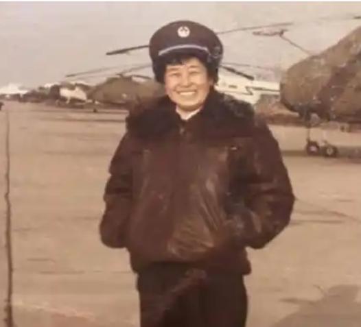 1964年，28岁的女飞行员去西北执行绝密任务。上飞机前，摄影师突然说要给她拍张