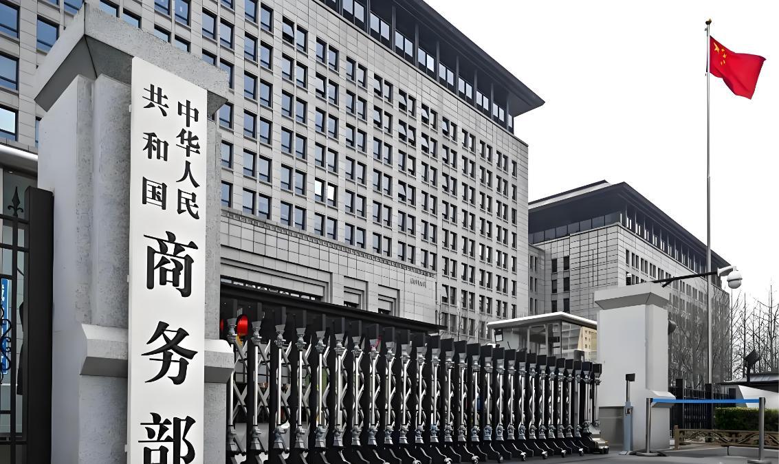 美国给中国10天期限，要求取消稀土限制，结果商务部只回了一句话，把他尴尬住了：